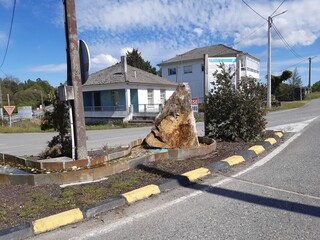 Manantial decorativo en una rotonda de Guitiriz, Galicia