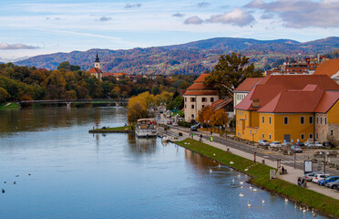 Fototapeta na wymiar Autumn view from a bridge in Maribor