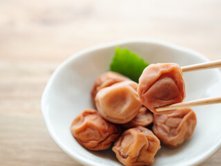 梅干しを箸で掴む