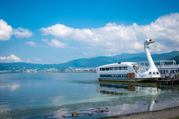 初夏の諏訪湖と遊覧船