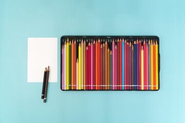 푸른 종이 위에 색연필
colored pencils on blue paper