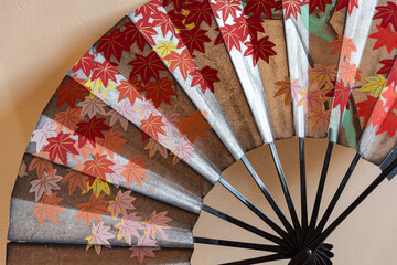 銀地に紅葉模様の扇
