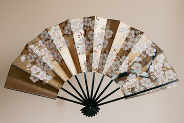 金地に桜の扇