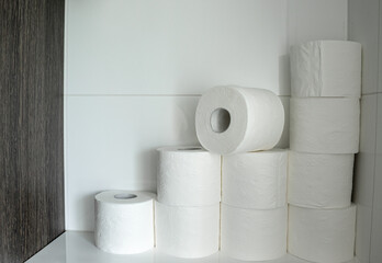Rolki papieru toaletowego w łazience - obrazy, fototapety, plakaty