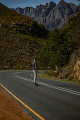 Obraz premium Longboarding down a mountain pass
