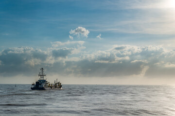 Draga saindo do canal da barra do Rio Itajai-açú, Itajaí-SC.