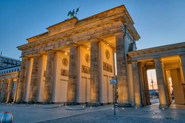 Obraz premium The back side of the famous Brandenburg Gate in Berlin before sunrise with a view to the Television Tower