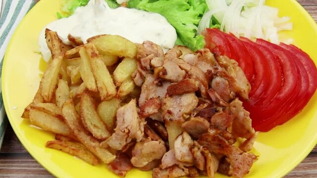 assiette kebab et frites	