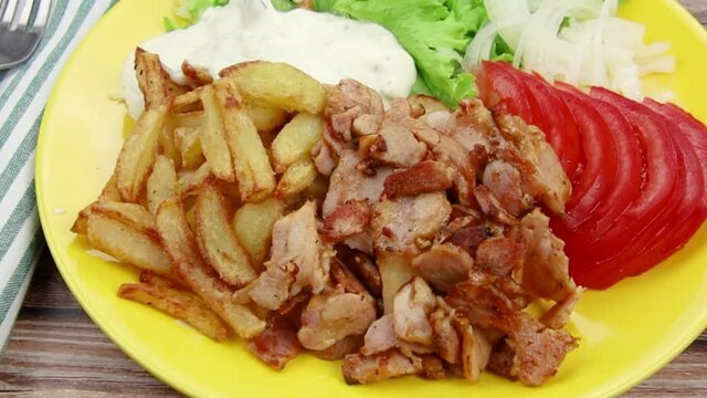 assiette kebab et frites	