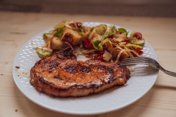 Ein Steak mit Brotsalat