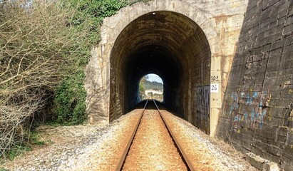 Tunel de una vía férrea en el nordeste de Galicia