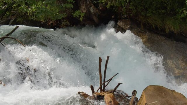 Wildbach klares Wasser Zeitlupe