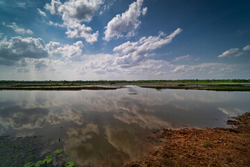 Landschaft mit Wolkenspiegelung im See