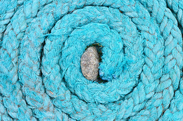 Aufgewickeltes starkes blaues Seil an einem Hafen auf der dänischen Ostsee-Insel Bornholm