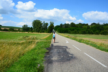 Fototapeta premium Randonneuse sur route à Anzex - Lot et Garonne - France