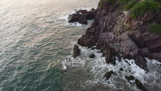 Olas en el mar chocando contra rocas en playa mexicana