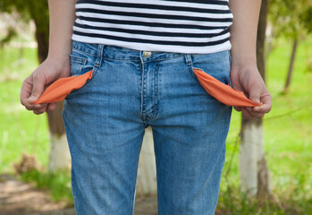 Man who shows her empty pockets. No money.