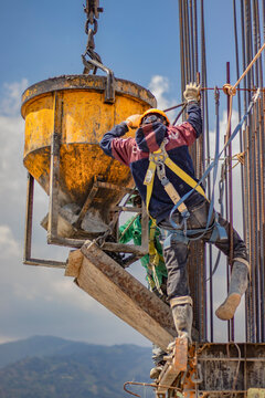 Trabajador colgado con l&iacute;nea de vida en obra de construcci&oacute;n 
