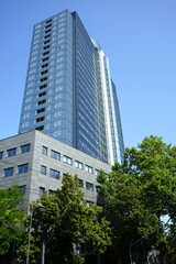 Obraz na płótnie Canvas Modernes Bürogebäude vor blauem Himmel im Sommer bei Sonnenschein im Nordend von Frankfurt am Main in Hessen