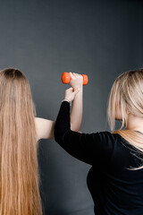 The trainer controls the correct execution of the exercise
