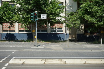 Fototapeta na wymiar Verkehrsinsel an der Haltestelle der Straßenbahn an der Hanauer Landstraße im Stadtteil Fechenheim im Sommer bei Sonnenschein in Frankfurt am Main in Hessen