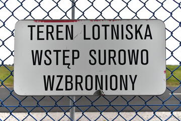 warning plate 'teren lotniska wstęp surowo wzbroniony' - obrazy, fototapety, plakaty
