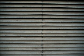 Metall Lamellen, Architektur und Technik Elemente an einer Fassade zur Bel&uuml;ftung eines Technikraums