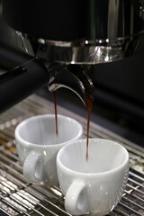 tazas con café en maquina cafetera de restaurante cafetería