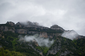 Obraz na płótnie Canvas Niebla y montañas