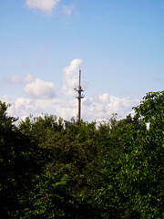 Der Sendemast am Horizont