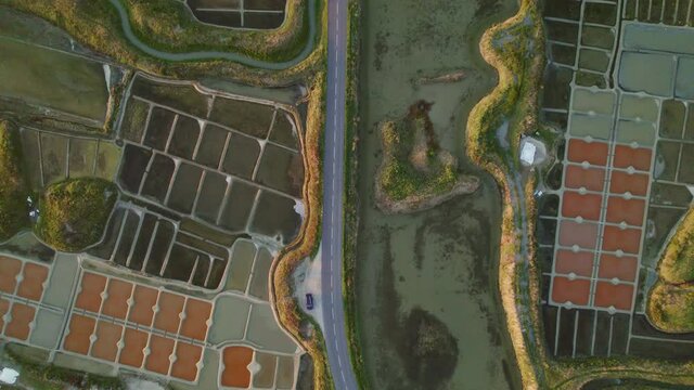 Marais salants de Gu&eacute;rande au coucher de soleil