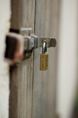 verschlossene Schuppentür mit Vorhängeschloss
