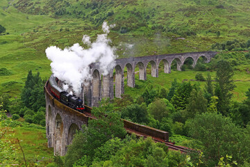 Die Dampflok auf dem berühmten Glenfinnan-Viadukt in Schottland