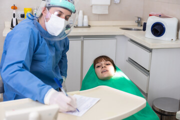 Fototapeta na wymiar odontólogo atendiendo a mujer joven!!!
