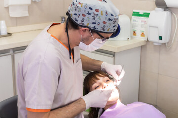 odontólogo atendiendo a mujer joven!!!