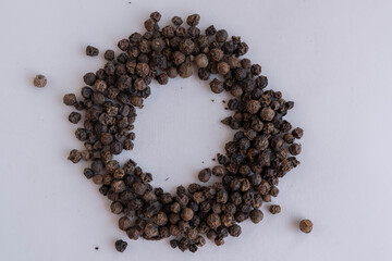 montón de pimienta negra entera en forma circular