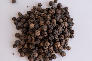montón de granos de pimienta negra entera
