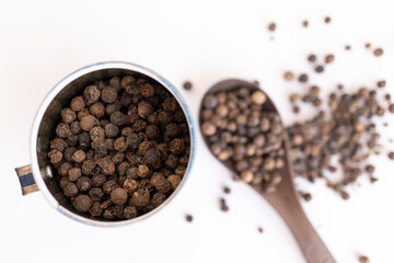 cuchara con especia de bolitas de pimienta negra entera