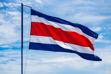 Bandera de la república de Costa Rica ondeando con el cielo de fondo 