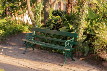 banco de madera en jard&iacute;n!!!