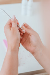 Maniküre der Fingernägel mit Feile. Junge Frau macht schöne Nagelpflege vor Füllung mit Acryl 