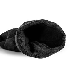 Autoscheiben im Winter mir Eiskratzer von Schnee befreien. Schnee von der Windschutzscheibe des Autos entfernen. 