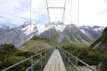 Photo sur Plexiglas Aoraki/Mount Cook Suspension bridge at Aoraki Mount Cook National Park, South Island of New Zealand