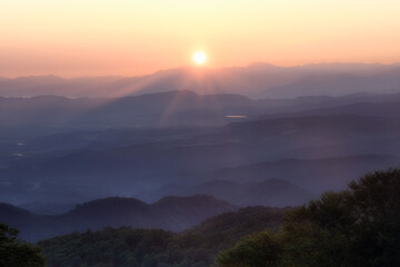 長野県・野沢温泉村 毛無山から日の出の風景