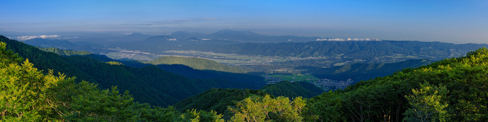 長野県・野沢温泉村 小毛無山展望台から眺める夏の北信のパノラマ風景