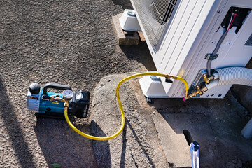 日本　エアコン交換取り付け工事　真空引き中