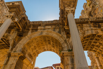 Obraz premium ANTALYA, TURKEY: Adrian Gate. Antique ancient construction of marble and limestone.