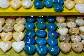 Coloridos corazones hechos de piedra, Corazones de piedras coloridas. - obrazy, fototapety, plakaty