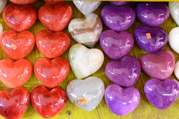 Coloridos corazones hechos de piedra, Corazones de piedras coloridas.