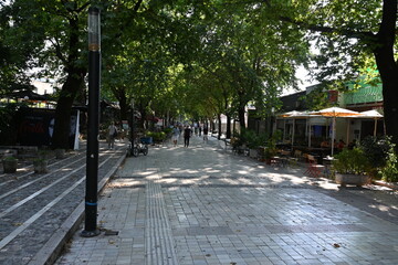 Blick in den Park Shtëpia Muze e familjes Toptani mit Promenade in der Fußgängerzone in Tirana, Albanien